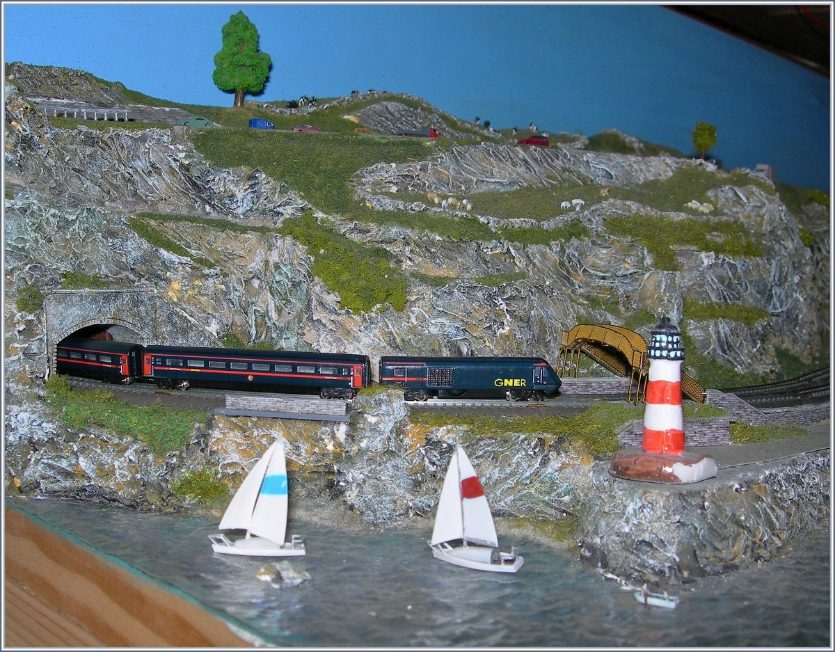 Als ich das erste Mal in England war, verkehrten auf der Stecke London - York - Schottland ausschließlich HST Züge der BR, viele Jahre später als die Reisen nach Großbritannien wieder aufnahm, war die Strecke bis zur Schottischen Hauptstadt elektrifiziert und wurde von der GNER betrieben, welche auf der Relation London - Edinburgh die Class 91 IC 225 Züge einsetzte. Um ab London Ziele nördlich von Edinburgh umsteigefrei anzubieten, wurden weiterhin HST 125 Class 43 Triebzüge eingesetzt. Einen sochen GNER HST 125 Class 43 Triebzug als T-Gauge Model zeigt dieses Bild. 
7. Juni 2017