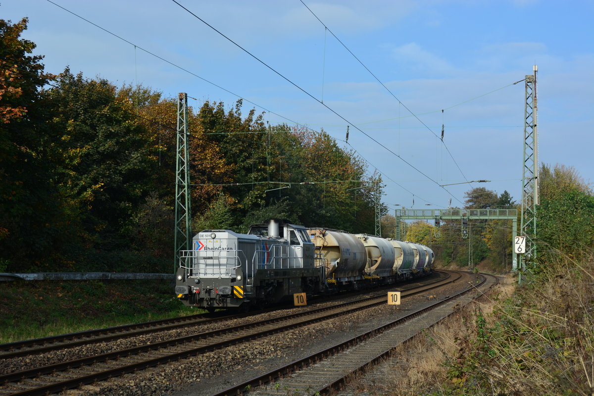 Als ich gerade an der Fotostelle ankam brummte auch schon die DE501 durch Grevenbroich Erftwerk gen Rommerskirchen. 

Grevenbroich Erftwerk 19.10.2018