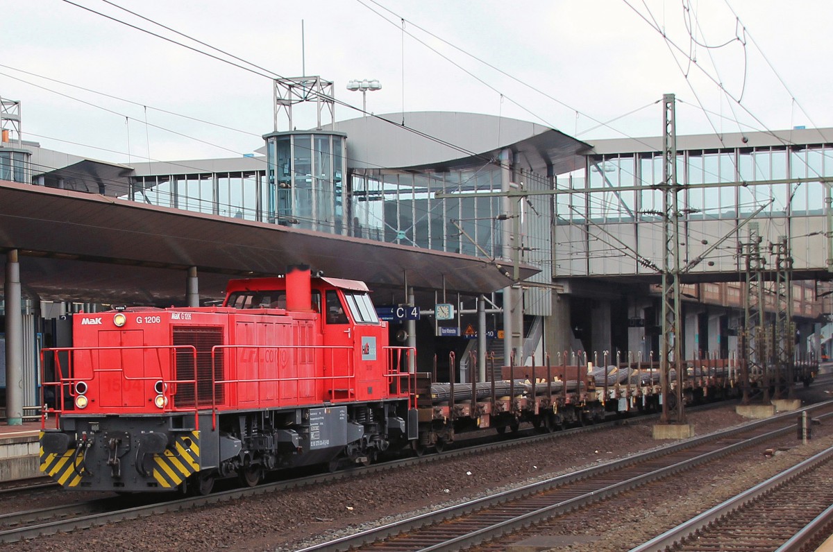 Als ich heute den Bahnhof Kassel-Wilhelmshöhe betrat,stand dieser kurze Güterzug mit der MAK G1206 (HLB) noch leer auf dem Bahnsteig 4, fuhr dann langsam raus...knapp eine Stunde später kam er beladen in Gegenrichtung zurück (8.4.2015).