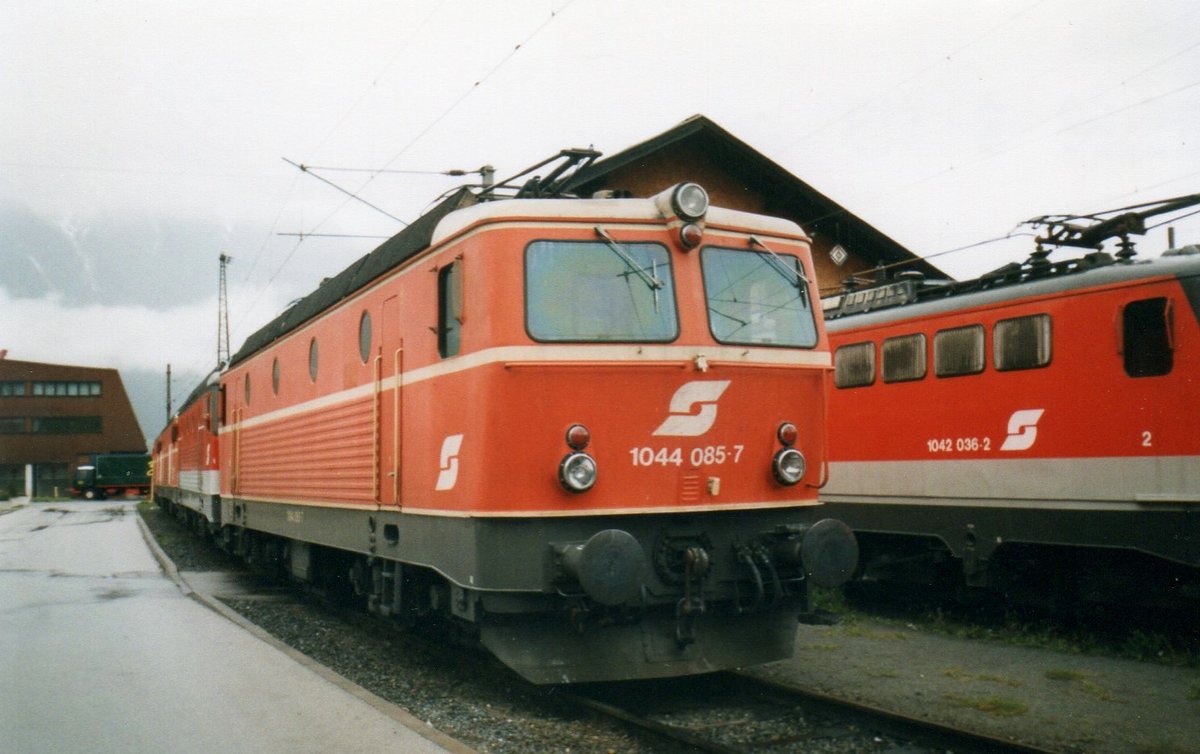 Als ich im Mai 1998 in Innsbruck war bestimmten die 1042 noch den Zugverkehr in Österreich.Hier fotografierte ich die 1042 085 in Innsbruck.