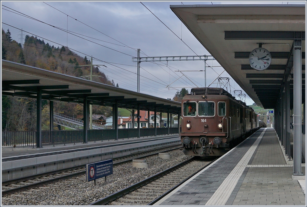 Als ich in Muelenen auf meinen Zug mit der Planabfahrt um 14:17 wartete, kamen unerwartet diese drei BLS Re 4/4 mit einem Güterzug Richtung Brig; folglich stand ich für ein Bild der drei Loks, einmal mehr, sehr ungeschickt.
30. Oktober 2017