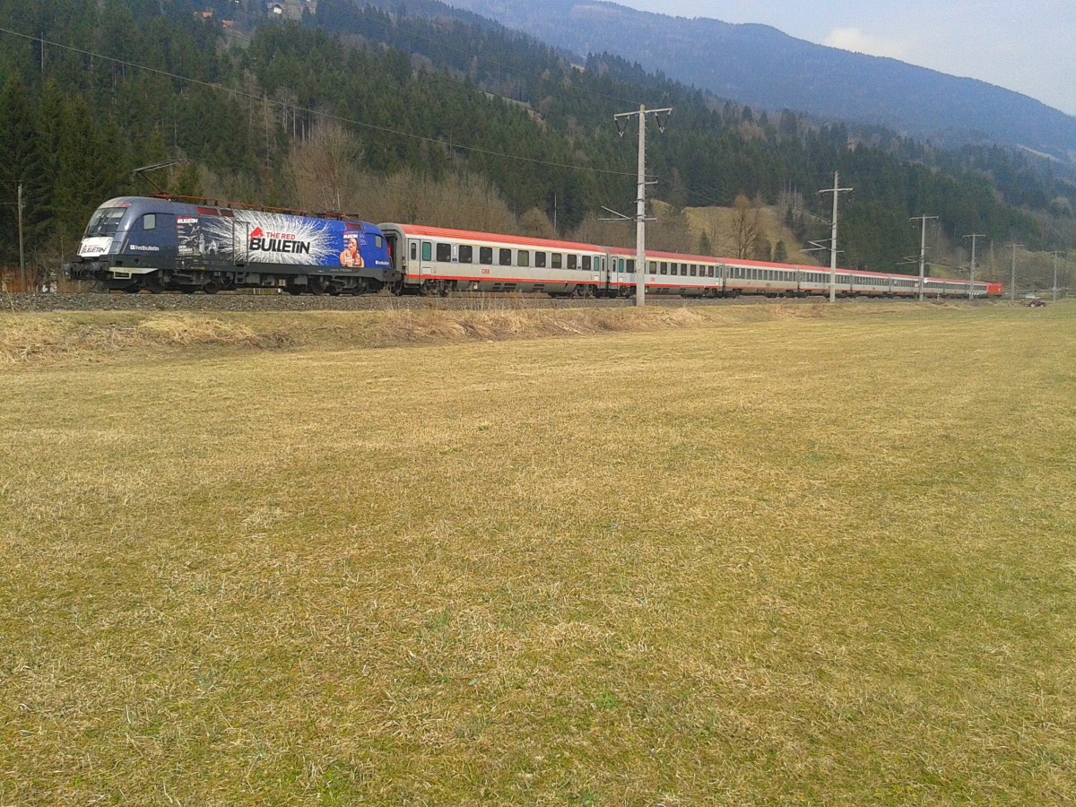 Als ich den railjet 533 vereint mit D 15533 (Wien Hbf - Lienz) vor die Linse bekommen wollte, kam wie letzte Woche eine Ersatzgarnitur daher. Zuglok war die 1116 248-6 (The Red Bulltin) und Schublok die 1016 013-5. Hier zu sehen am 21.3.2015 zwischen Berg im Drautal und Dellach im Drautal.