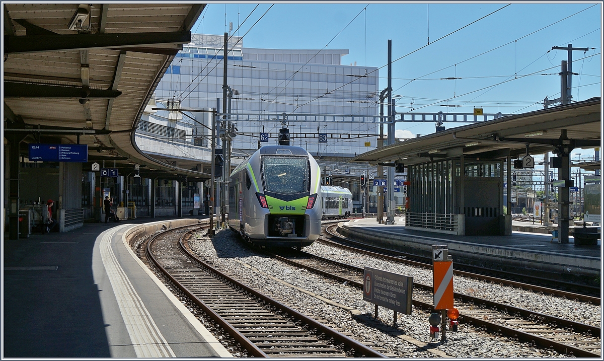 Als ich sah, was da in Lausanne auf Gleis 2 stand war es schon (fast) zu spät, und so konnte ich den neuen BLS Flirt 4 RABe 528 bei seiner Abfahrt nur noch wenig vorteilhaft fotografieren. 

5. Juli 2020