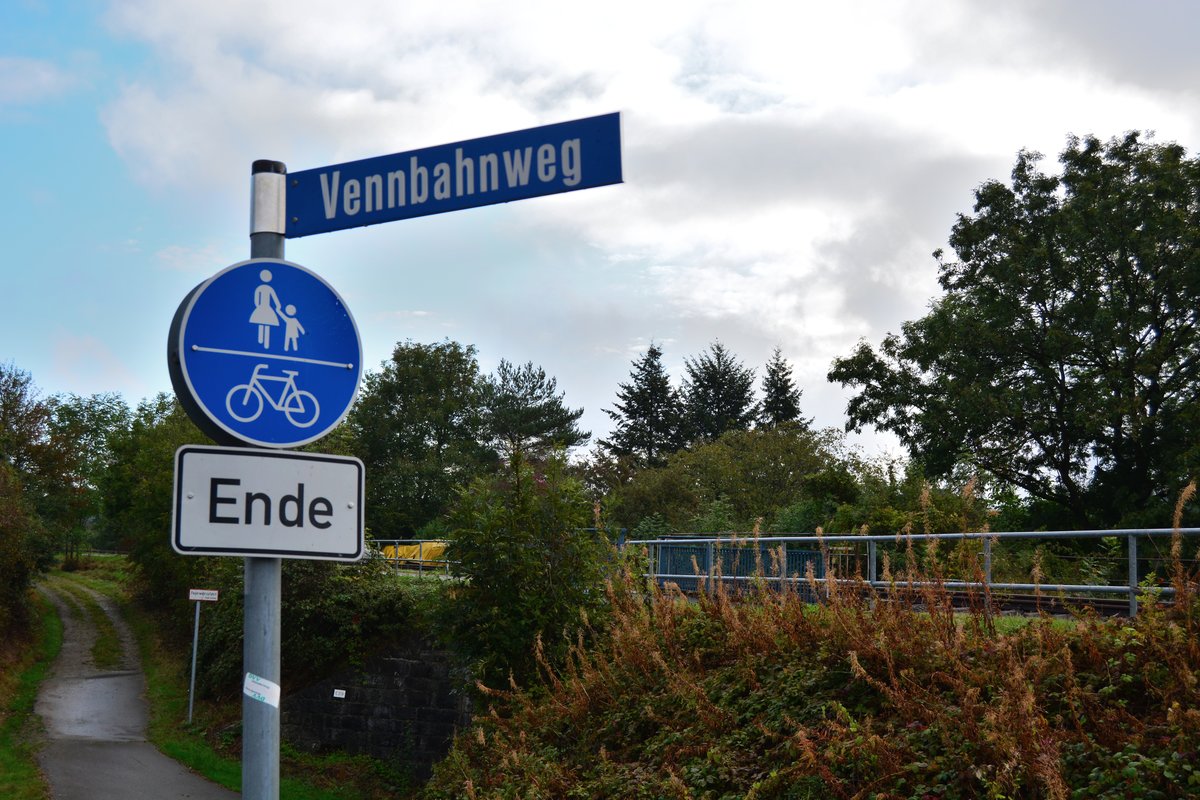 Als ich den Straßennamen sah dachte ich schon man hätte die Vennbahn durch einen Radweg ersetzt. Jedoch wurde nur ein Teil durch einen Radweg ersetzt so das ein Gleis durchgängig erhalten blieb.

Walheim 08.10.2016