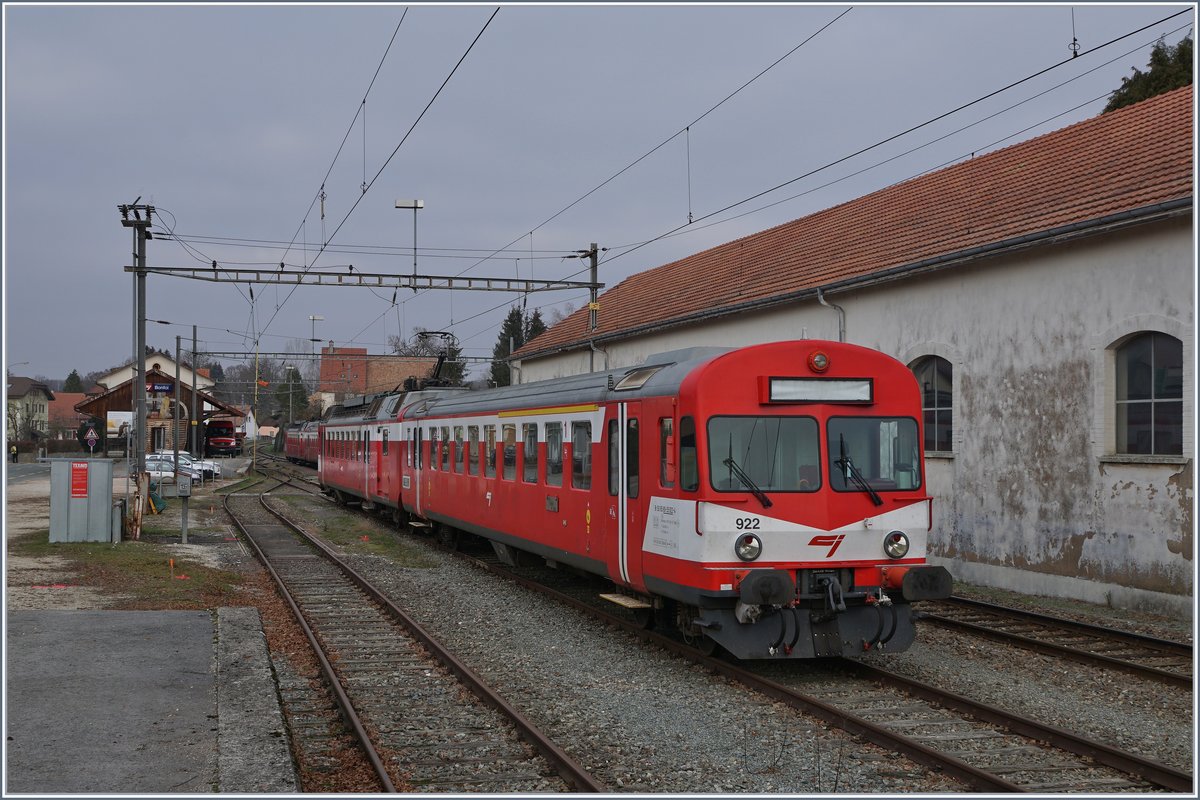 Als ich wohl elf Jahre alt war, reiste ich mit meiner Grossmutter von Solothurn nach Burgdorf und noch heute hab ich den Lobgesang des Kondukteurs über den neusten aller Züge in meinem Ohr - heute ist der RBDe 4/4, später RBDe 4/4 I, bzw RBDe 566 nicht mehr der  neuste  und sechs von den acht Zügen sind bereits verschrottet, doch ohne Frage lässt sich auch heute gut in diesem Zug reisen, auch wenn mittlerweile Schwenkschiebetüren zum Standard geworden sind.

Der CJ Abt 50 38 38 -33 922 und sein RBDe 566 222 in Bonfol.

15. Dez. 2018