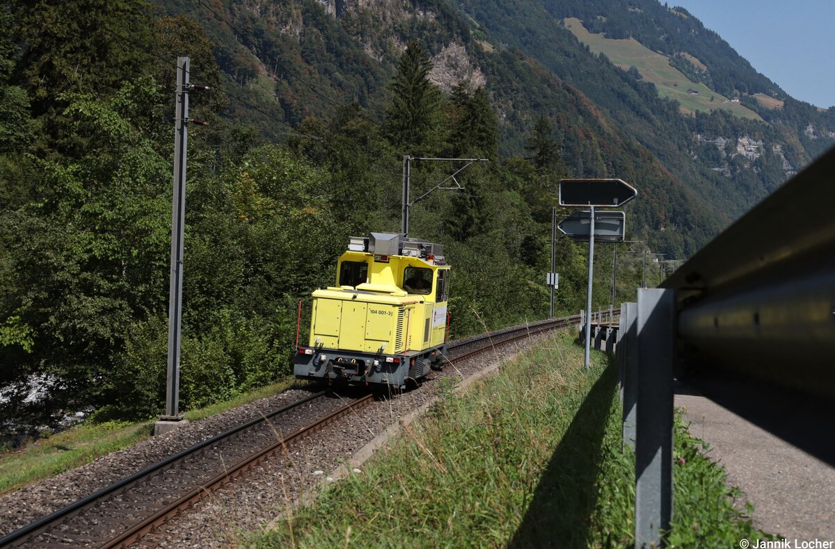 Als Instandhaltungszug war die HGm 104 001 der Zentralbahn einsam und allein als 33018 auf dem Weg von Grafenort Ausweiche bis zur Kreuzungsstelle im Engelbergtunnel unterwegs. Die Aufnahme entstand kurz vor Tunneleinfahrt am 4. August 2026. 