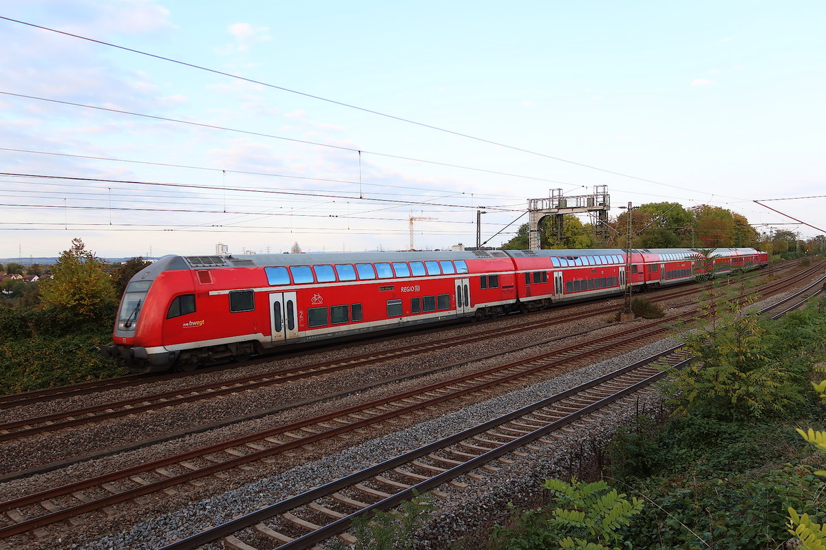 Als der Interregio-Express nach Würzburg die Fotostelle passiert, versteckt sich die Sonne mal wieder hinter einer Wolke 🧰 DB Regio AG Ba-Wü 🚝 IRE 8 (16656) Stuttgart Hbf - Würzburg Hbf 🚩 Bahnstrecke KBS 780 🕓 19.10.2020 | 17:36 Uhr 