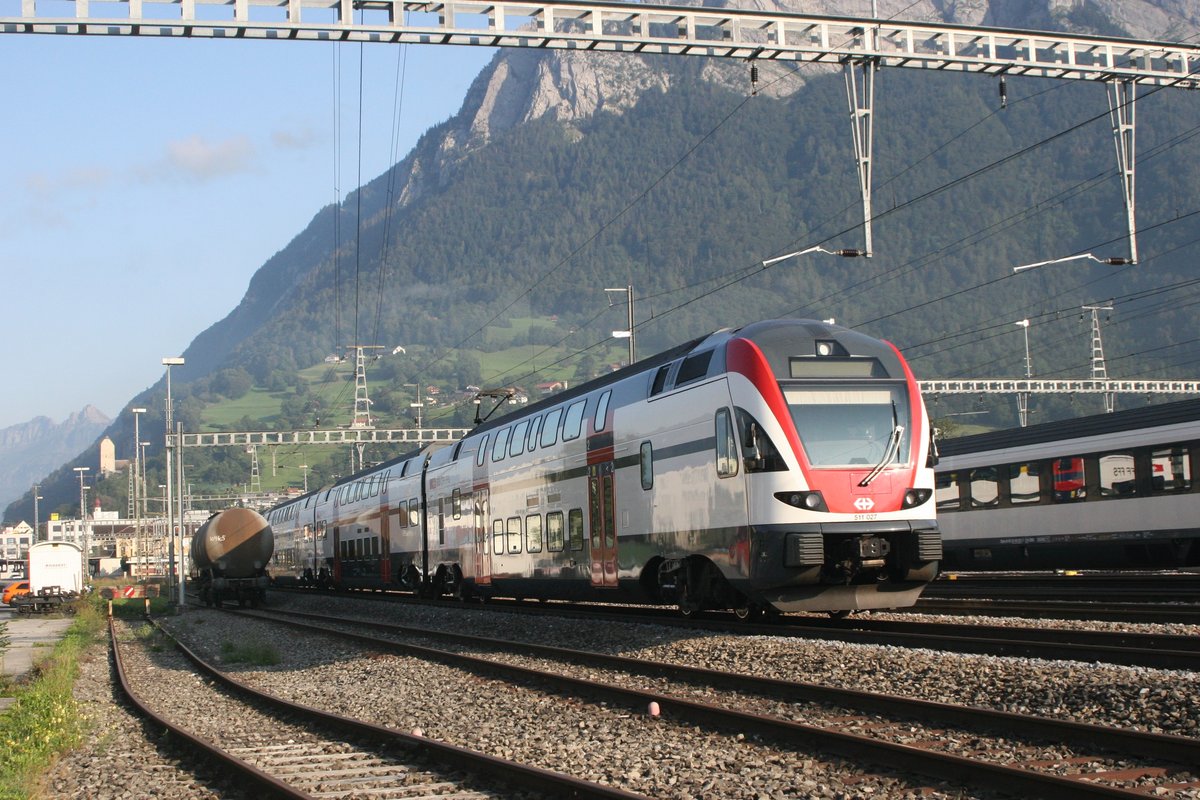 Als IR 3 ist der KISS RABe 511 027 soeben aus Sargans ausgefahren, um sein Ziel Chur zu erreichen.

Sargans, 23.08.2019