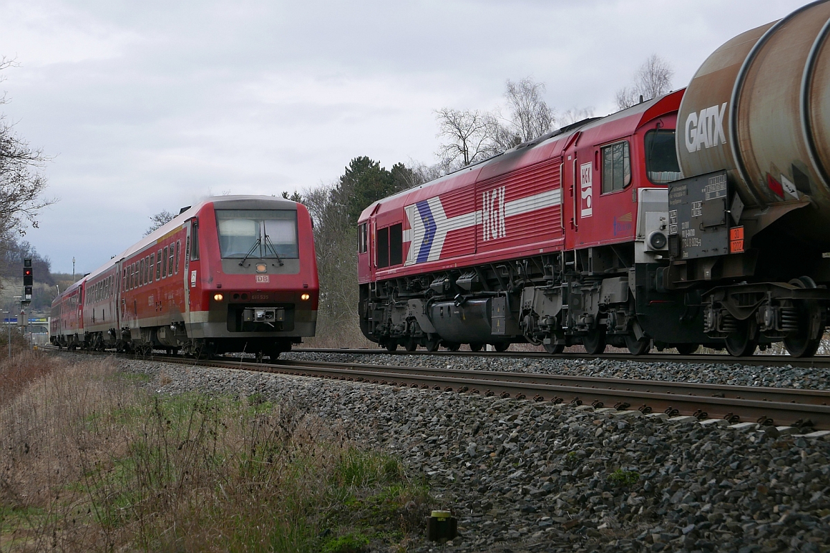 Als IRE 4215 auf der Fahrt nach Lindau begegnen sich am 21.03.2017 bei Biberach (Riß) zwei Triebwagen der Baureihe 611, geführt von 611 535 und die Richtung Ulm fahrende DE 61 der HGK mit ihren Kesselwagen.