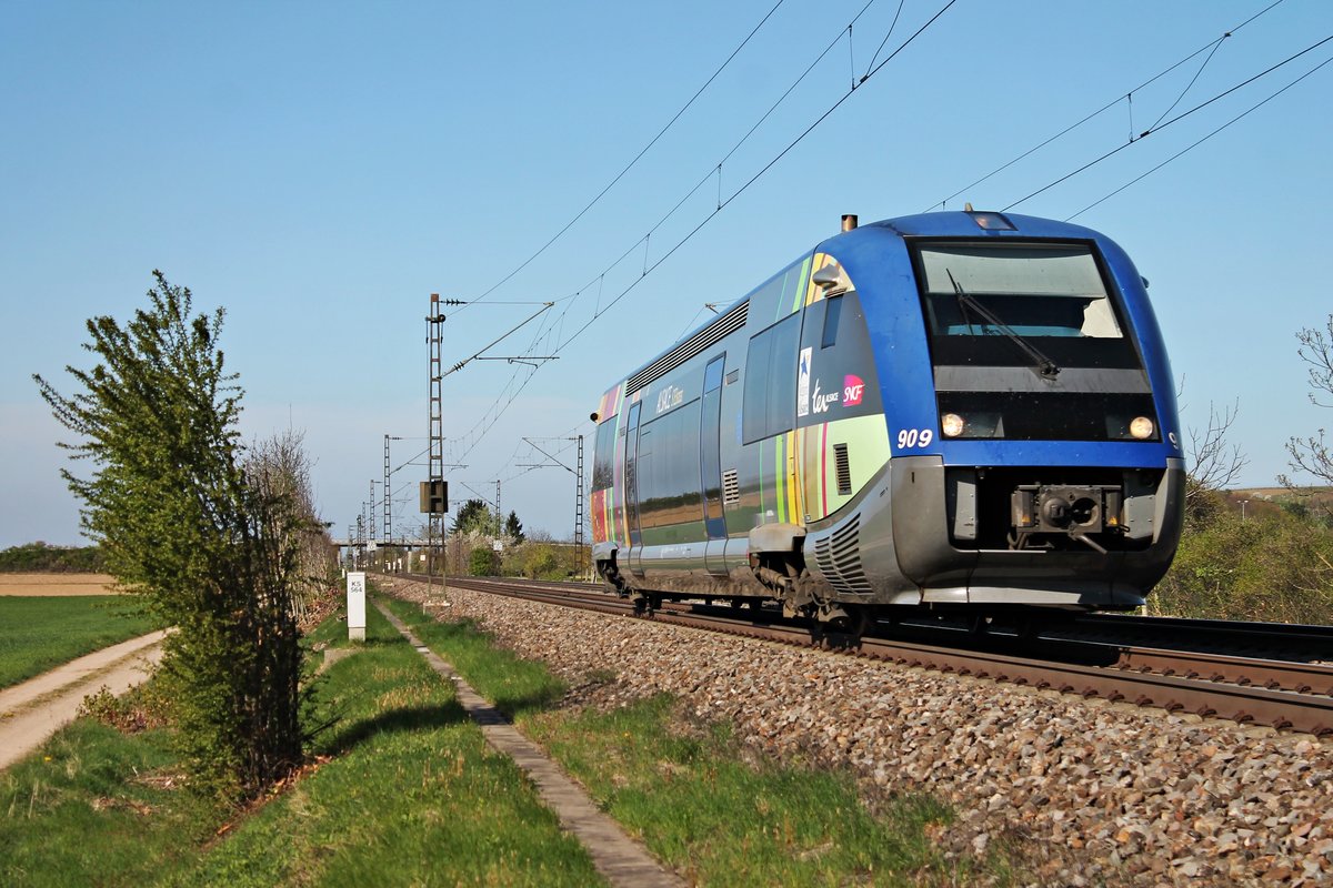 Als IRE (Freiburg (Brsg) Hbf - Mulhouse Ville) fuhr am Nachmittag des 07.04.2017 der SNCF TER Alsace X73909 bei Hügelheim seinem nächsten/ersten Zwischenhalt in Müllheim (Baden) entgegen.