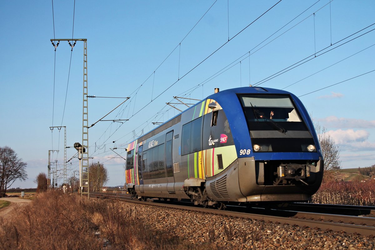 Als IRE (Freiburg Brsg) Hbf - Mulhouse Ville) fuhr am 14.03.2018 der SNCF TER Alsace X73908 nördlich von Müllheim (Baden) durchs Rheintal in Richtung Süden.
