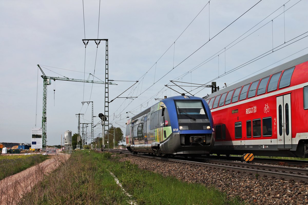 Als IRE (Freiburg (Brsg) Hbf - Mulhouse Ville) fuhr am Nachmittag des 07.05.2019 der SNCF TER Alsace X73909 nördlich von Müllheim (Baden) in Richtung des dortigen Bahnsteiges, wo sie ihren nächsten Zwischenhalt einlegen wird.