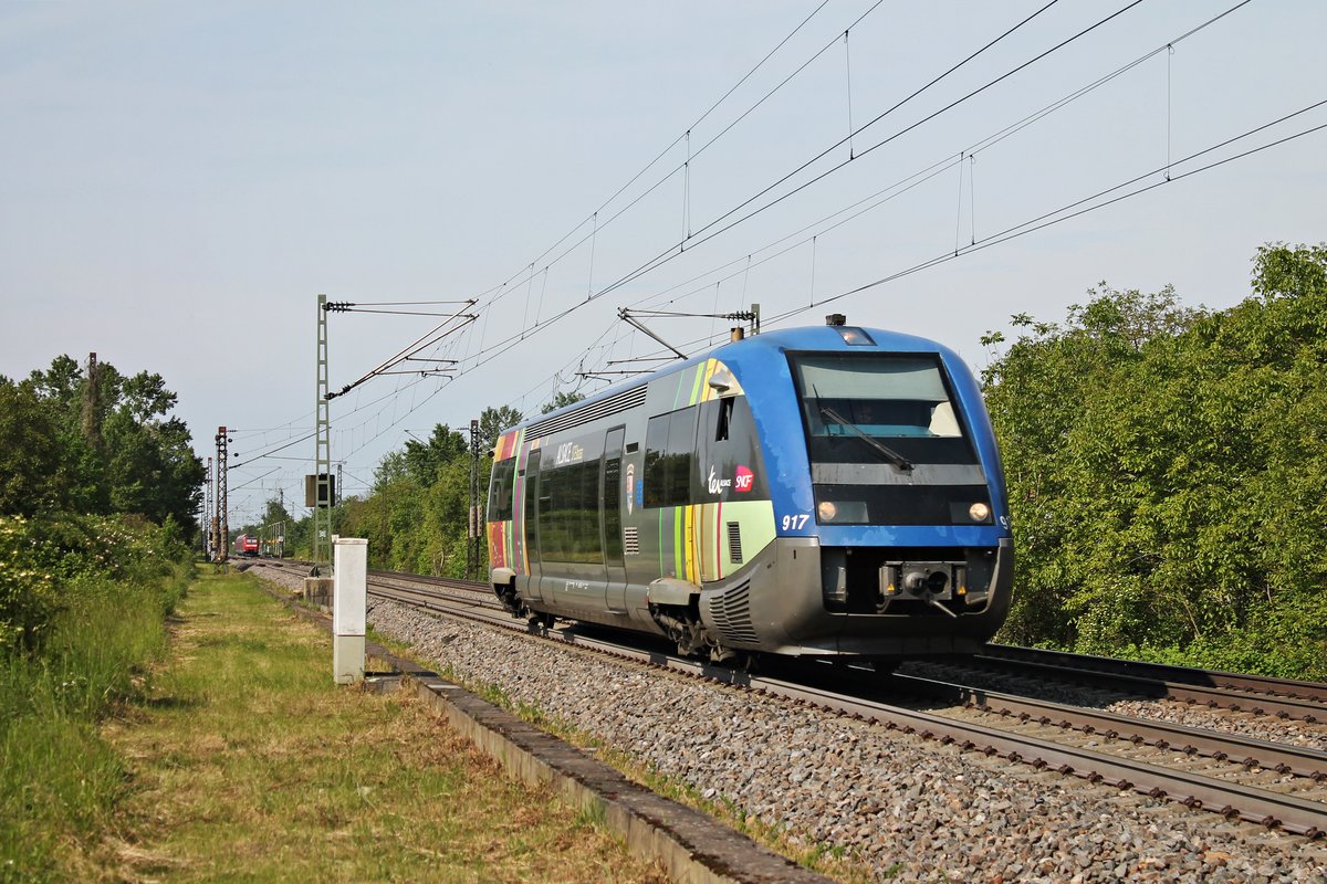 Als IRE (Freiburg (Brsg) Hbf - Mulhouse Ville) fuhr am Nachmittag des 24.05.2019 der SNCF TER Alsace X73917 südlich vom Haltepunkt Buggingen über die KBS 703 durchs Markgräflerland in Richtung Müllheim (Baden).