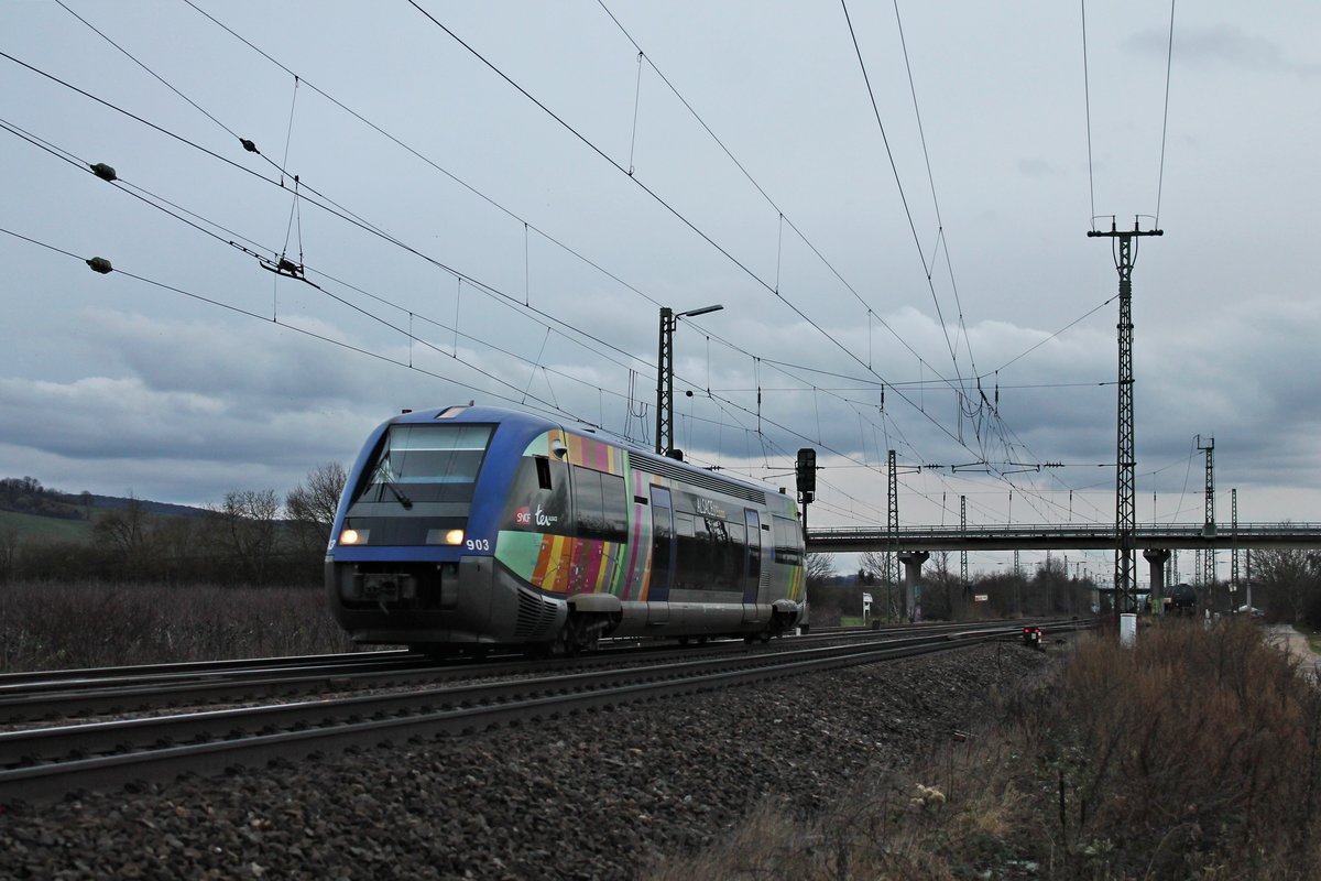 Als IRE (Mulhouse Ville - Freiburg (Brsg) Hbf) fuhr am 21.01.2018 der SNCF TER Alsace X73903 nördlich von Müllheim (Baden) in Richtung Buggingen.