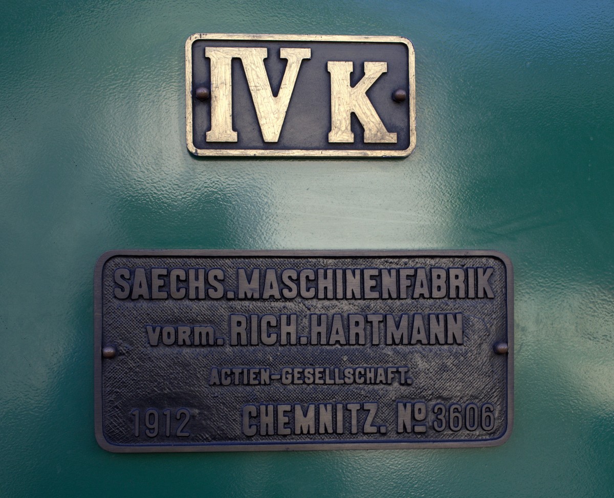 Als diese IV K in Chemnitz gebaut wurde, verfgte die Maschinenfabrik ber kein 750 mm Anschlugleis, ob sie auf einem Pferdefuhrwerk zu den Gleisen gelangte ??
26.10.2013  10:24  Uhr in Moritzburg aufgenommen.