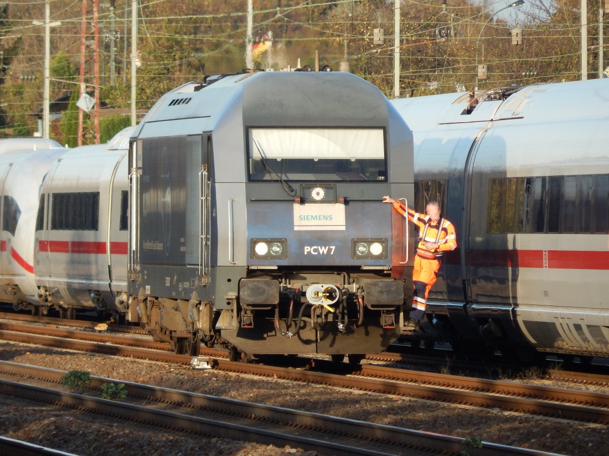 Als Kind spielte man oft mit ferngesteuerten Autos. Heute kann man als Lokführer sogar eine Lok fernsteuern. Hier rangiert ein Lokführer vermutlich vom Prüfcenter die PCW7 in Düsseldorf Rath und koppelt gleich die beiden Velaros an.

Düsseldorf 08.11.2014