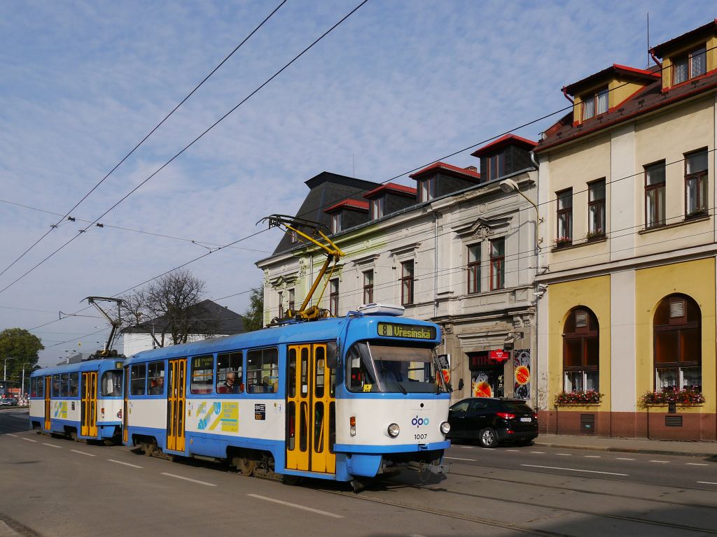 Als klassische Doppeltraktion des Straßenbahn-Typs T3 sind DPO-1007+1003 unterwegs auf der Linie 8.

2013-10-01 Ostrava-Nádražní