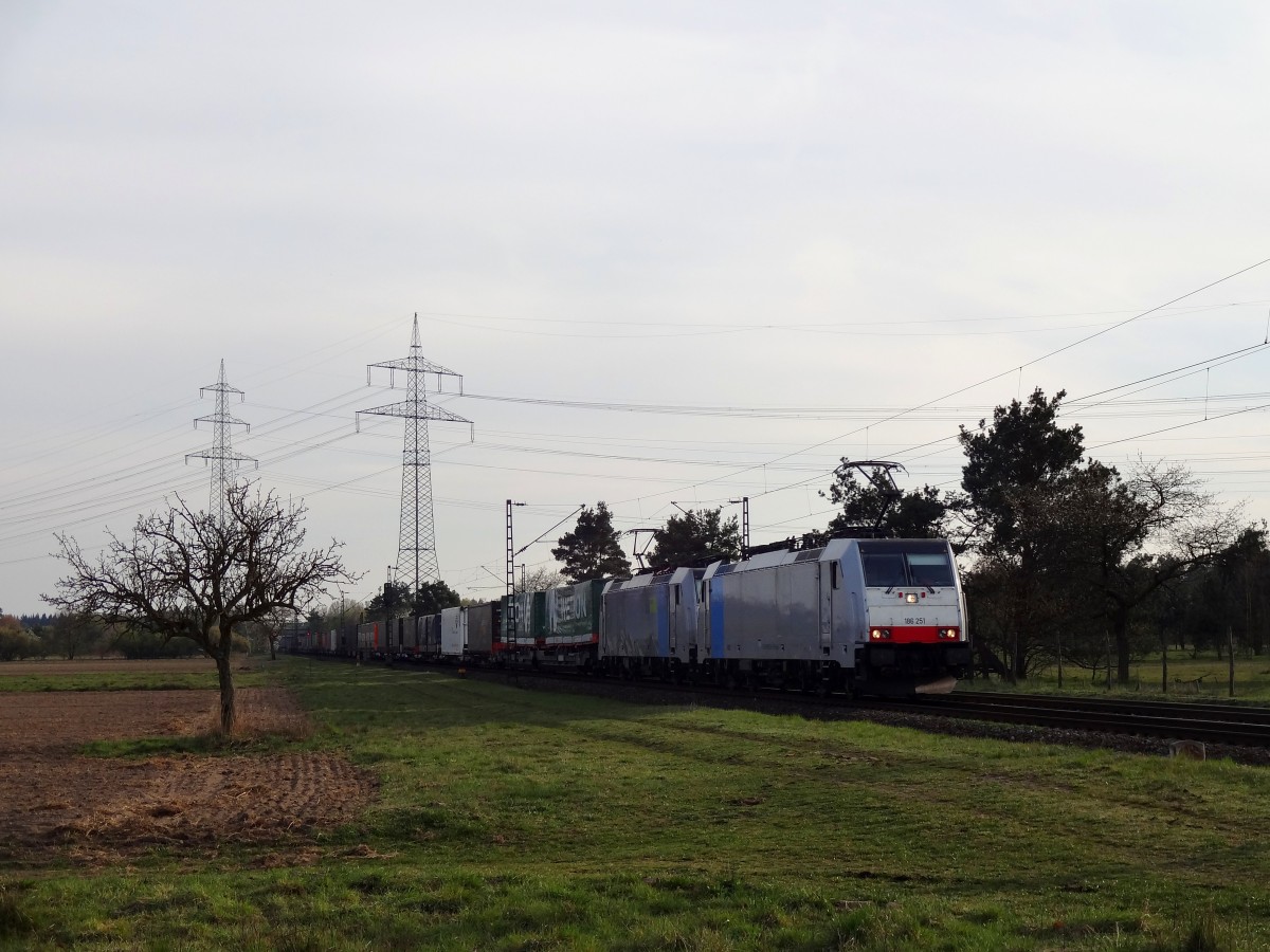 Als krönender Abschluss des 29.3.14 kam noch die 186 251 zusammen mit der 186 106 mit einem KLV über die Rheinbahn. 
Aufgenommen wurde das schicke Doppel bei Wiesental. 