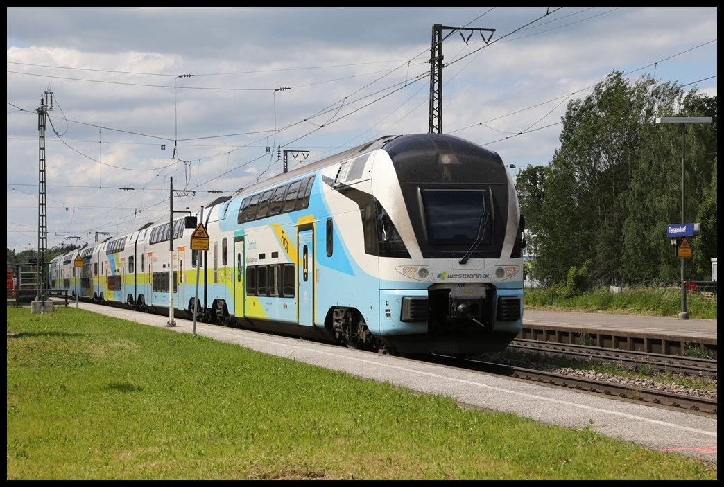Als Leer Zug in Richtung Salzburg kam dieser Westbahn ET 618 am 26.5.2022 um 15.13 Uhr auf Gleis 1 durch den Bahnhof Teisendorf.