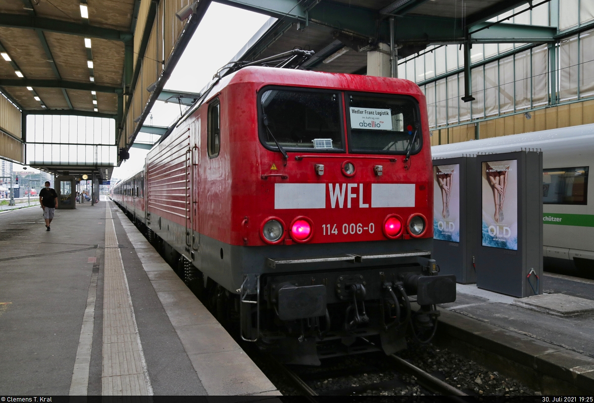 Als Leerfahrt aus Tübingen Hbf zurückgekehrt ist 114 006-0 (112 006-2) in Stuttgart Hbf auf Gleis 10. Sie übernahm zuvor die nachmittägliche Verstärkerleistung des RE12 und wird gleich ins Bw Rosenstein fahren. Eigentlich war dies der letzte Einsatztag für die WFL-Garnitur, doch meines Wissens dreht sie dort noch immer ihre Runden.

🧰 Wedler Franz Logistik GmbH & Co. KG (WFL) für Abellio Rail Baden-Württemberg GmbH
🕓 30.7.2021 | 19:25 Uhr