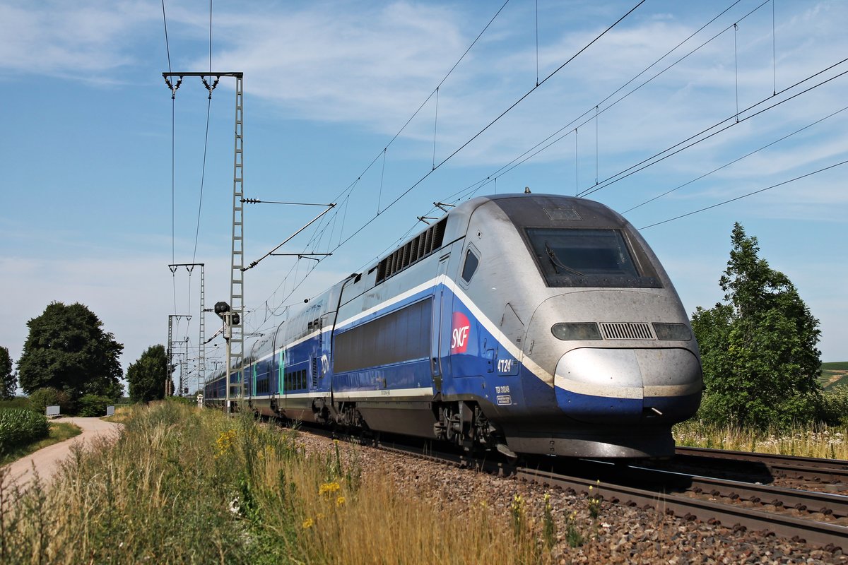 Als Leerzug (Freiburg (Brsg) Hbf - Paris Gare de Lyon) fuhr am Nachmittag des 05.07.2017 der TGV Euroduplex 4724 (310048) nördlich von Müllheim (Baden) in Richtung Neuenburg (Baden)/Französischer Grenze.