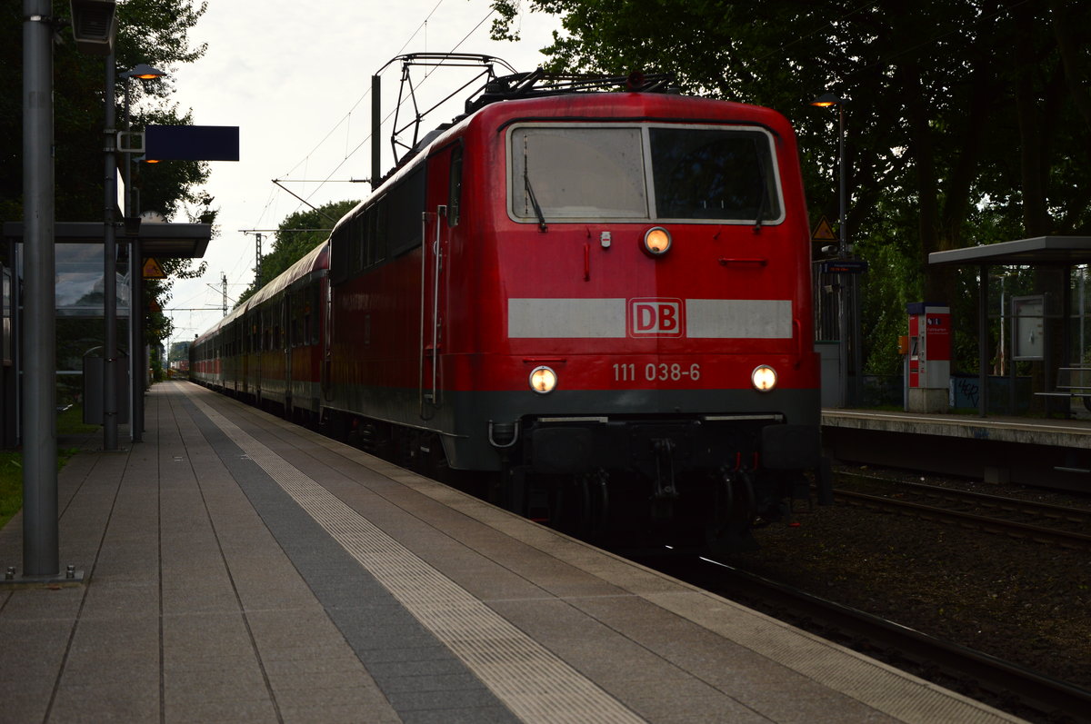Als Leerzug nach Deutz kommt hier die 111 038 mit dem N-Wagenzug durch Breyell gefahren am 29.7.2016