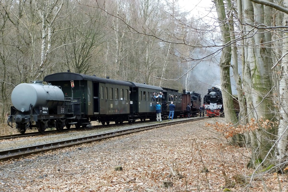 Als letzte  Attraktion  des Tages findet in Sternhaus-Ramberg eine Zugkreuzung mit  99 6001 statt. Danach geht es am 26.02.2017 mit dem IG-HSB-Sonderzug nach Gernrode, wo die Gäste von dort aus wieder mit einem Bus nach Wernigerode gefahren werden und das Winterwochenende seinen Ausklang findet.
Das Wetter auf dem Ramberg legt die Vermutung nahe, der Kesselwagen am Schluß des Zuges könnte den letzten Rest der täglichen Glühweinration transportieren,verdient wäre es gewesen,aber nein, er fährt leer sozusagen als dekoratives Anhängsel mit! Außerdem verfügt er nicht über eine Dampfheizleitung, aber vielleicht sollte man mal drüber nachdenken....