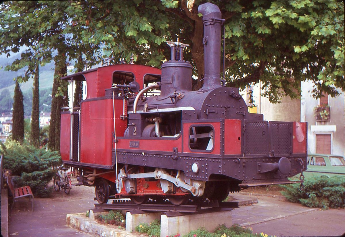Als die letzte dort verbliebene Dampflok der Ferrovia Monte Generoso noch Denkmal war: Lok 2 in Capolago, 23.Juli 1970