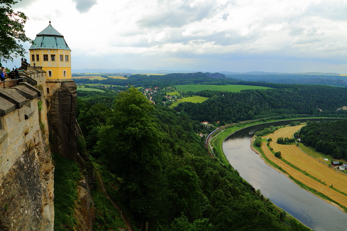 Als letzten Eindruck von meinen Besuch am 16.06.2017 auf der Festung Königstein, entschied ich mich noch einmal für eine Panoramaaufnahme, welche sowohl Festung, als auch Landschaft und Elbtalstrecke beinhalten sollte, auf welcher, natürlich, ein Zug unterwegs sein mußte! ;-) Das ist nun das Ergebnis, mit welchem ich meinen Ausflug in die wunderschöne Sächsische Schweiz dann auch beendet habe.