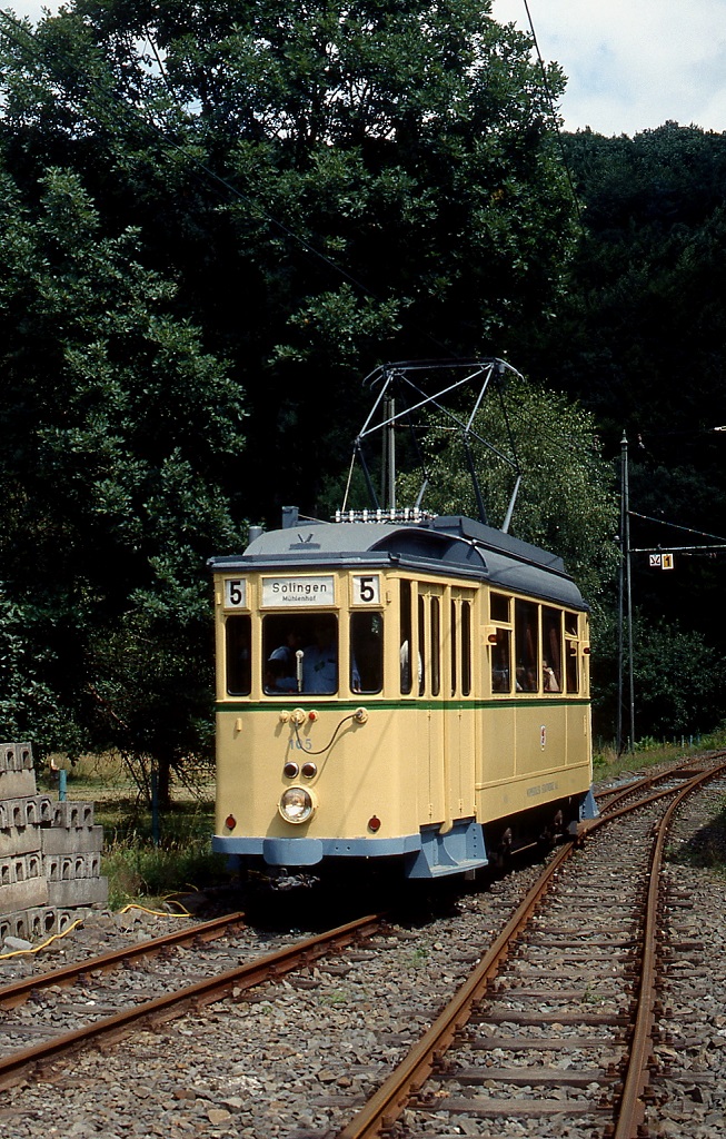 Als letzten Rest des einst bedeutenden bergischen Meterspurnetzes betreiben die Bergischen Museumsbahnen die Strecke Kohlfurther Brücke - Greuel, hier der 1927 von der Bergischen Kleinbahnen AG Elberfeld in Dienst gestellte Tw 105 an einem Sommertag um 2000 in Kohlfurther Brücke