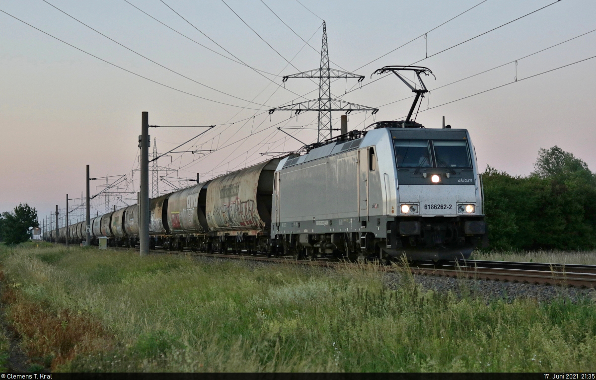 Als letzter abgelichteter Zug des Tages strebt 186 262-2 mit Getreidewagen in Braschwitz Richtung Halle (Saale).

🧰 Akiem S.A.S., vermietet an die HSL Logistik GmbH (HSL)
🚩 Bahnstrecke Magdeburg–Leipzig (KBS 340)
🕓 17.6.2021 | 21:35 Uhr