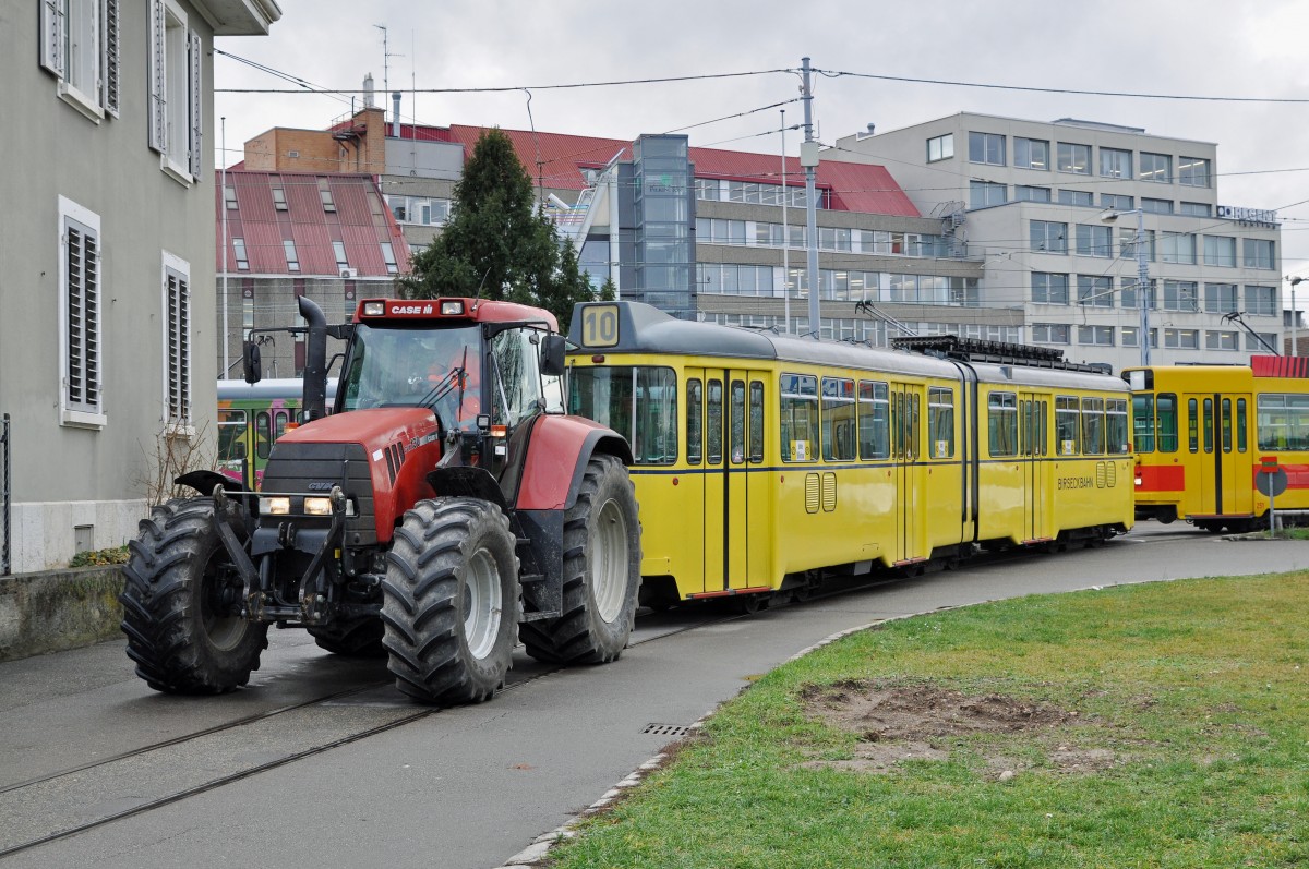 Als letzter wird der Be 4/6 105 der im BEB Look lackiert ist zum Verladeort gezogen. Somit ist klar, Basel und die Region haben es nicht verstanden ein historisch wertvolles Fahrzeug als Oldtimer zu behalten. Ich bin überzeugt, dass dieser entscheid noch bedauert wird. Am 06.01.2016 wird das Kapitel Be 4/6 101 - 115 für immer beendet.