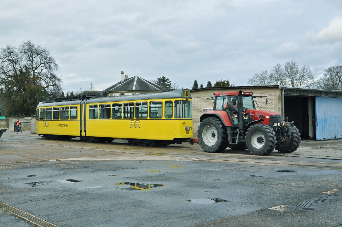 Als letzter wird der Be 4/6 105 der im BEB Look lackiert ist zum Verladeort gezogen. Somit ist klar, Basel und die Region haben es nicht verstanden ein historisch wertvolles Fahrzeug als Oldtimer zu behalten. Ich bin überzeugt, dass dieser entscheid noch bedauert wird. Am 06.01.2016 wird das Kapitel Be 4/6 101 - 115 für immer beendet.
