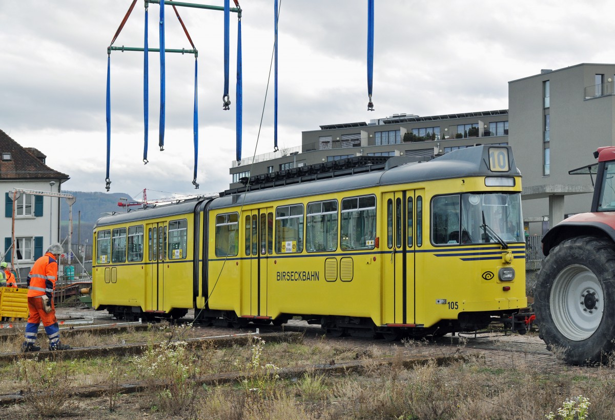 Als letzter wird der Be 4/6 105 der im BEB Look lackiert ist zum Verladeort gezogen. Somit ist klar, Basel und die Region haben es nicht verstanden ein historisch wertvolles Fahrzeug als Oldtimer zu behalten. Ich bin überzeugt, dass dieser entscheid noch bedauert wird. Am 06.01.2016 wird das Kapitel Be 4/6 101 - 115 für immer beendet.