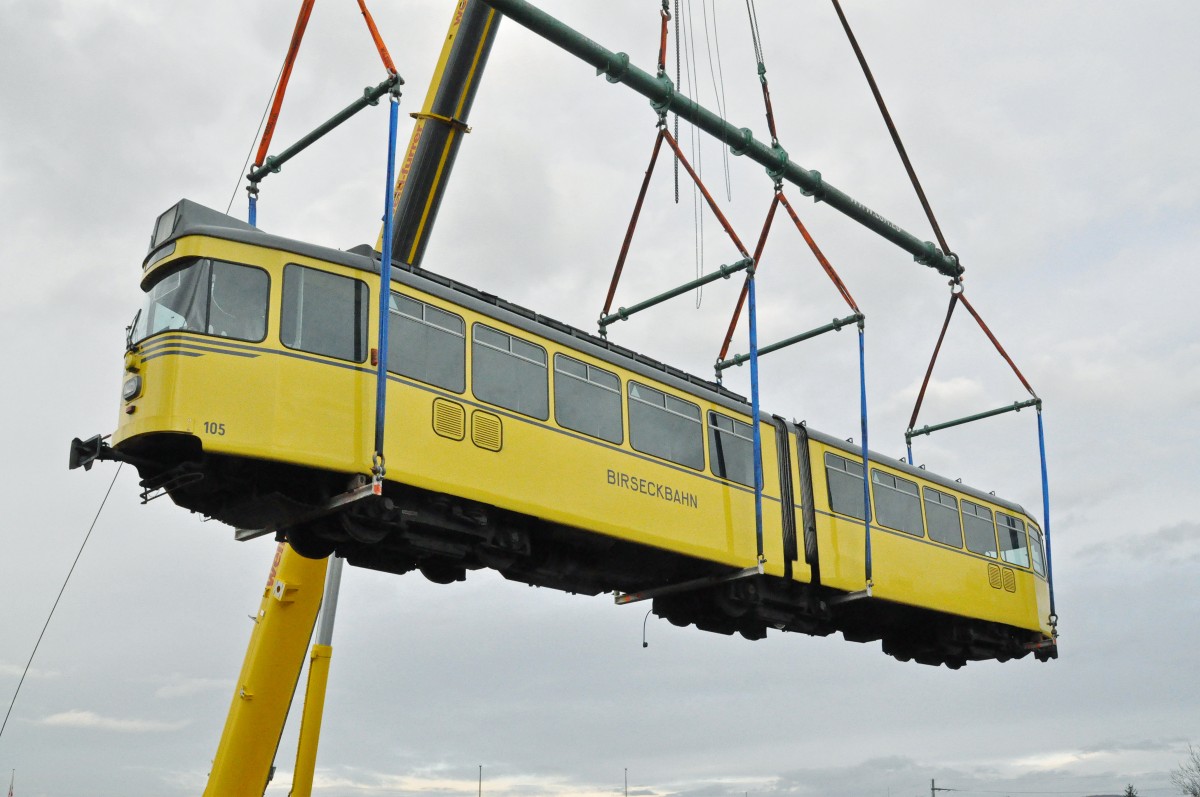 Als letzter wird der Be 4/6 105 der im BEB Look lackiert ist zum Verladeort gezogen. Somit ist klar, Basel und die Region haben es nicht verstanden ein historisch wertvolles Fahrzeug als Oldtimer zu behalten. Ich bin überzeugt, dass dieser entscheid noch bedauert wird. Am 06.01.2016 wird das Kapitel Be 4/6 101 - 115 für immer beendet.