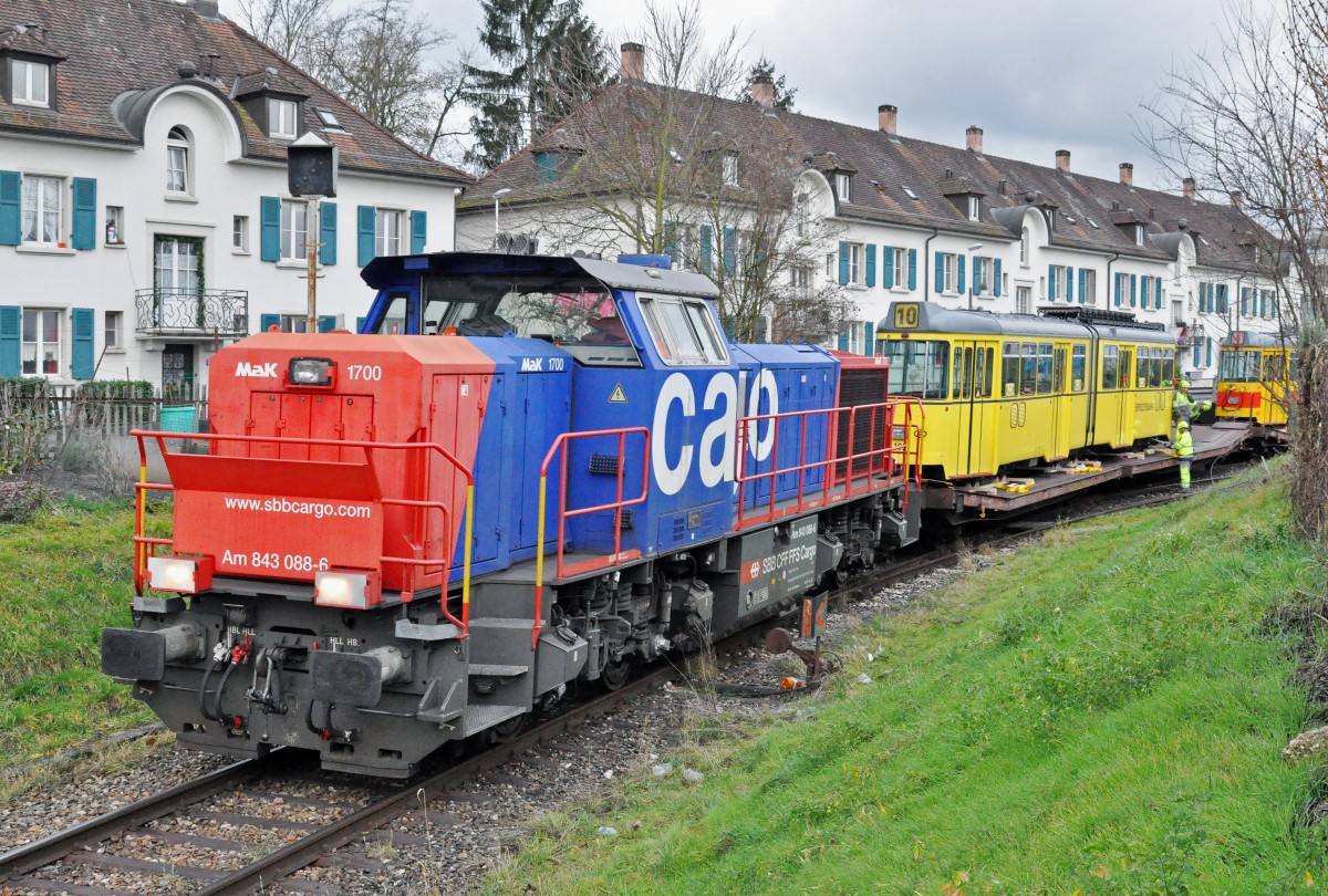 Als letzter wird der Be 4/6 105 der im BEB Look lackiert ist zum Verladeort gezogen. Somit ist klar, Basel und die Region haben es nicht verstanden ein historisch wertvolles Fahrzeug als Oldtimer zu behalten. Ich bin überzeugt, dass dieser entscheid noch bedauert wird. Am 06.01.2016 kurz vor 16 Uhr holt die Am 843 088-6 die letzten Wagen ab und somit wird das Kapitel Be 4/6 101 - 115 in Basel für immer beendet.