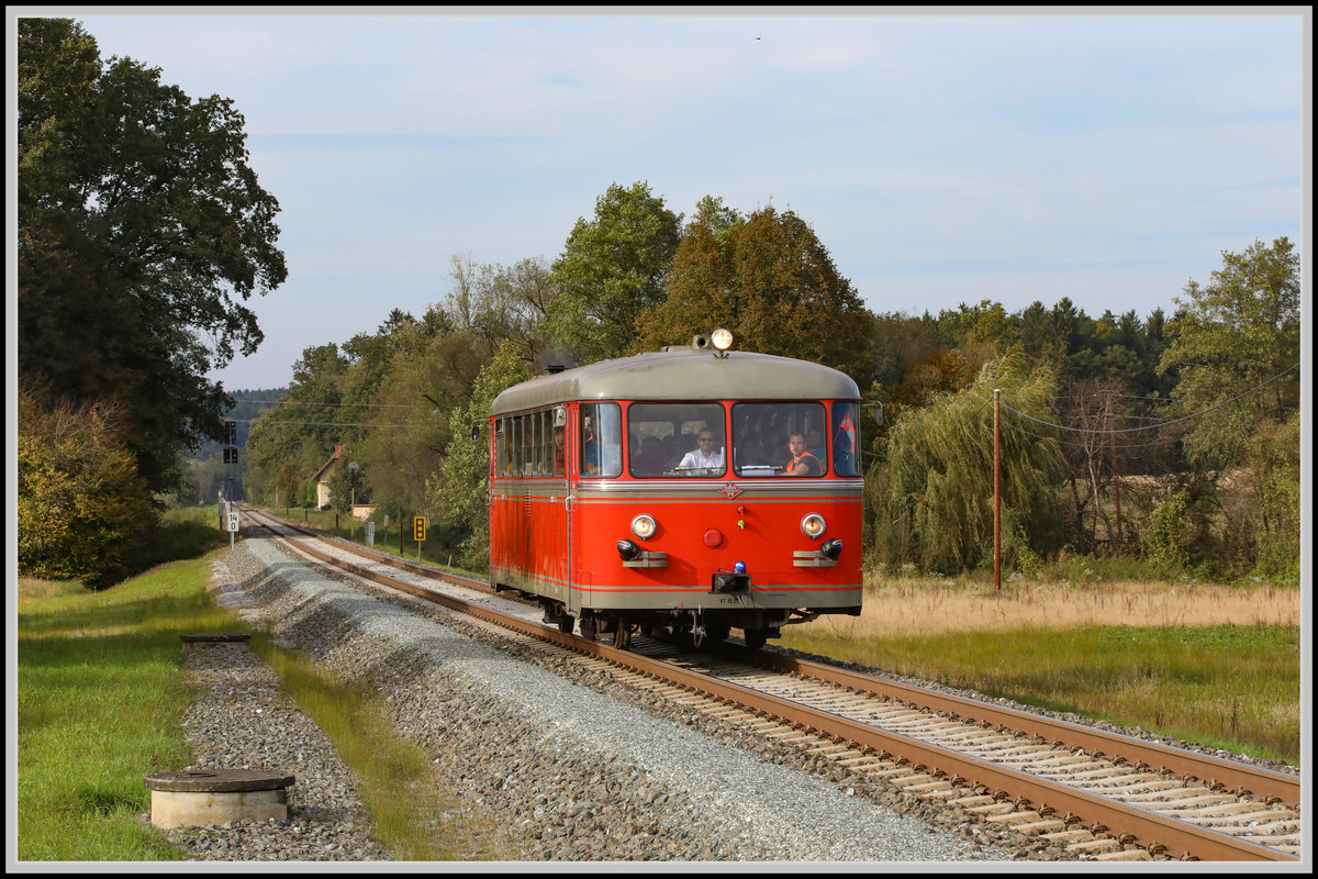 Als letztes Einsatzfahrzeug an diesem 6.Oktober 2018 rattert VT 10.02 zu einer Einsatzübung im Bahnhof Preding Wieselsdorf….. 

Nein Scherz , allerdings traf der Ürdinger auf der Heimfahrt im Bahnhof Preding noch auf ein par Kollegen der Feuerwehren rund um Preding. 
