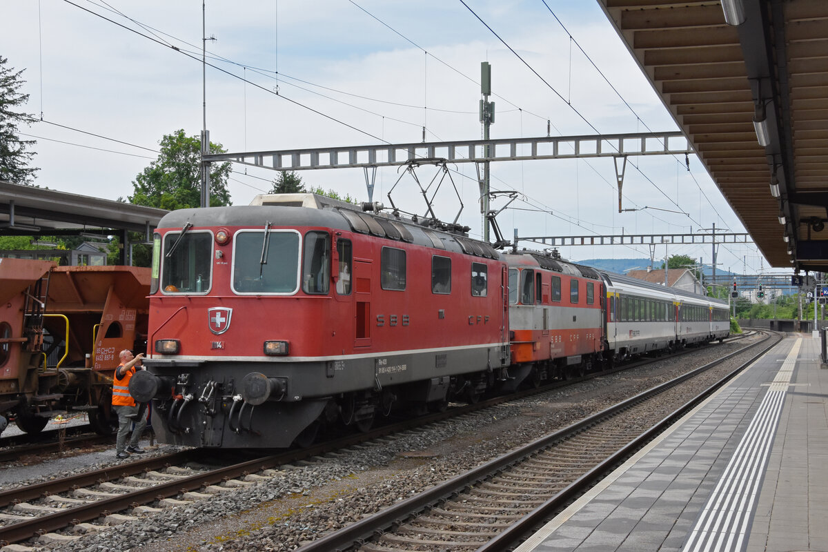Als letztes macht die Re 4/4 II 11114 noch ein Wendemanöver und wird vor die Re 4/4 II 11109 angekuppelt. Kurze Zeit später verlässt die Doppeltraktion mit den drei Personenwagen den Bahnhof Kaiseraugst. Die Aufnahme stammt vom 28.06.2021.