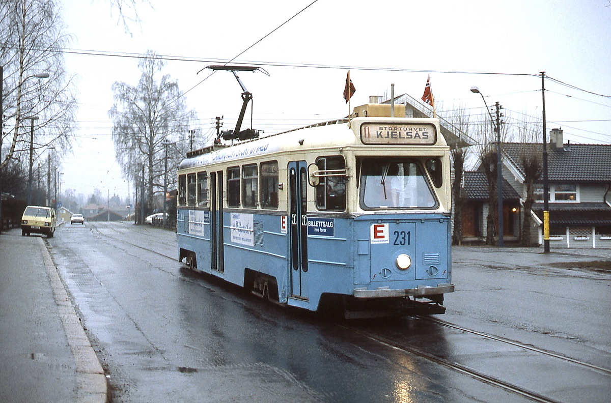 Als Linie 11 ist Tw 231 der Straßenbahn Oslo im Mai 1988 nach Kjelsas unterwegs