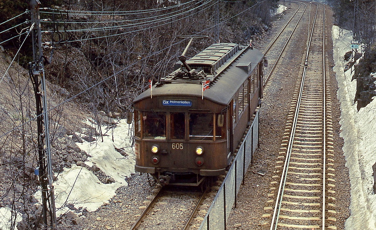 Als Linie 15x ist Tw 605 im April 1988 auf dem Holmenkollen unterwegs. Im Zusammenhang mit der Verbindung des östlichen mit dem westlichen T-Banen-Netz wurde die Holmenkollenbahn 2009 auf Stromschiene umgestellt und in das U-Bahn-Netz integriert.