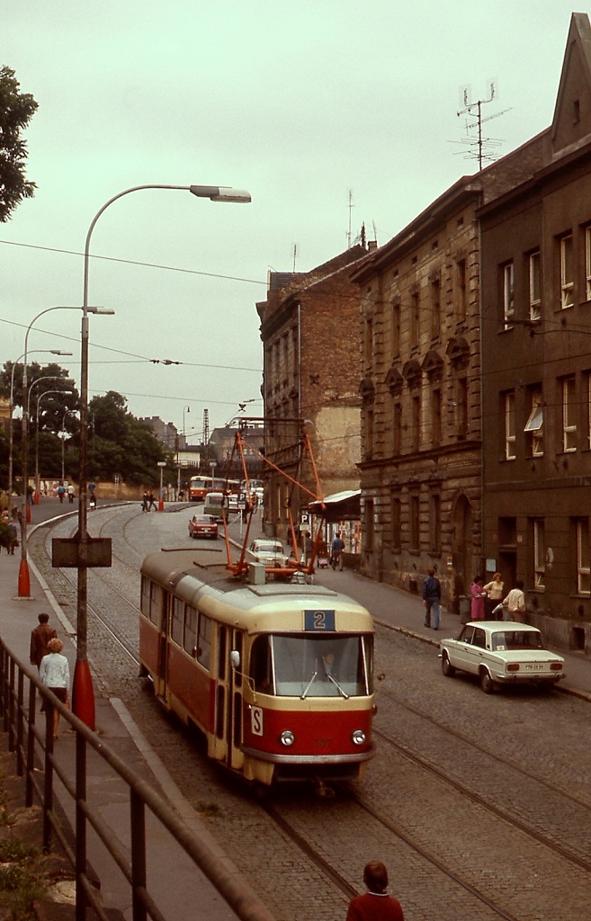 Als Linie 2 fährt ein Tatra-T3 der Straßenbahn Plzen/Pilsen im August 1977 vom Hauptbahnhof in die Innenstadt