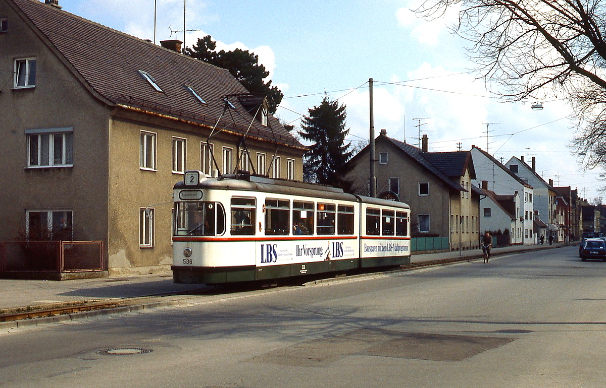 Als Linie 2 ist GT5 536 Anfang April 1988 nach Stadtbergen unterwegs. Diese Gelenkwagen besaßen ein dreiachsiges Lenkdrehgestell, der Nachläufer ruhte auf einem unmotorisierten Drehgestell. Die letzten GT5 wurden 2001 abgestellt.