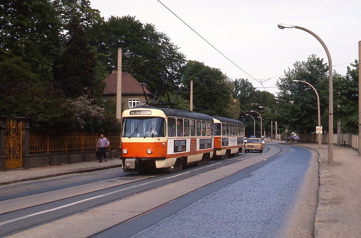 Als Linie 5 nach Coswig ist ein Tatra-Zug der Dresdner Straßenbahn Anfang Mai 1993 in Radebeul unterwegs