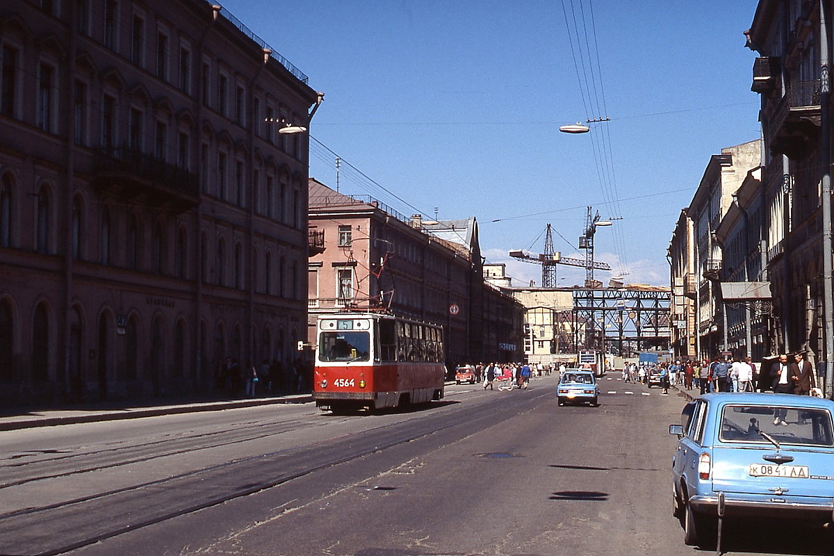 Als Linie 5 ist der Tw 4564 der Straßenbahn in Leningrad (wie St. Petersburg damals noch hieß) Anfang Juni 1990 unterwegs