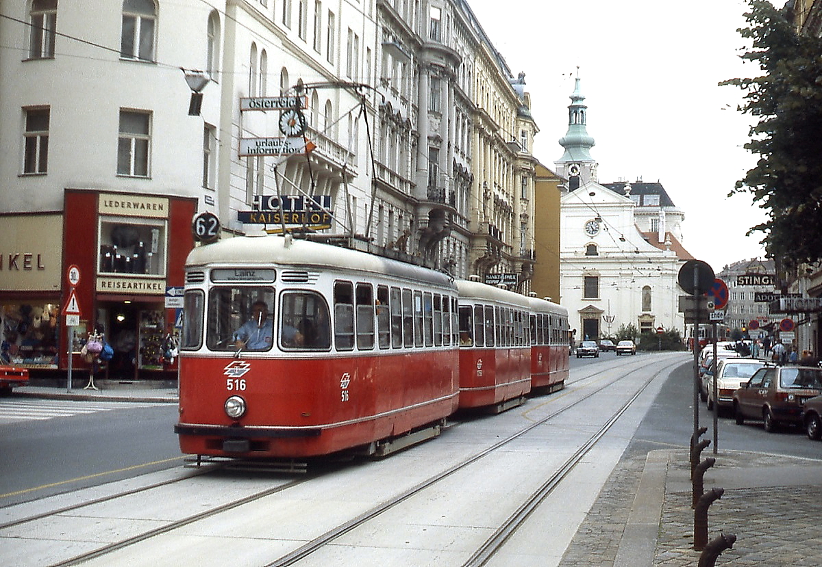 Als Linie 62 ist L 516 mit zwei Beiwagen im Juni 1987 auf der Wiedner Hauptstraße unterwegs