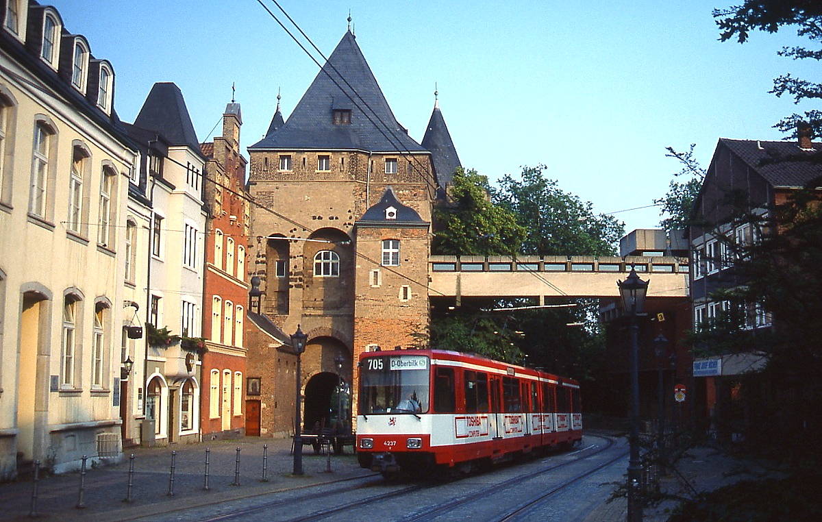 Als Linie 705 ist der Stadtbahnwagen B80 4237 im Frühjahr 1991 auf der Oberstraße in Neuss unterwegs. 1993 wurde aus der 705 die U75, die seit einigen Jahren am Neusser Hauptbahnhof endet, damit verschwanden die Stadtbahnwagen aus der belebten Neusser Fußgängerzone.