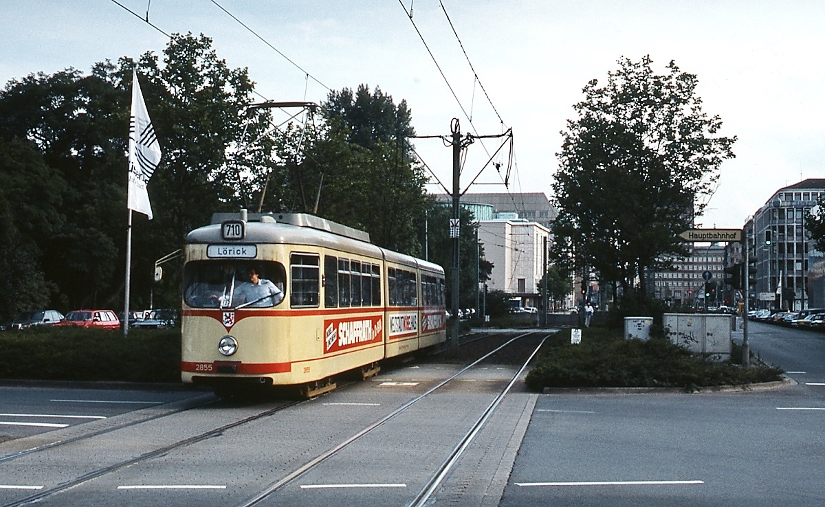 Als Linie 710 fährt Tw 2855 Mitte der 1980er Jahre die Heinrich-Heine-Allee entlang in Richtung Lörick. Seit August 1988 verkehren die Bahnen hier im Tunnel.