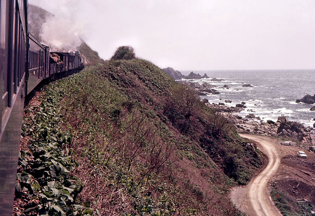 Als die Loks vom Typ 8620 noch aktiv waren: Auf der wilden und einsamen Gonô-Linie im alleräussersten Nordwesten Japans führt Lok 4-8640 einen gemischten Personen-/Güterzug dem Japanischen Meer entlang nach Iwadate.3.Mai 1972