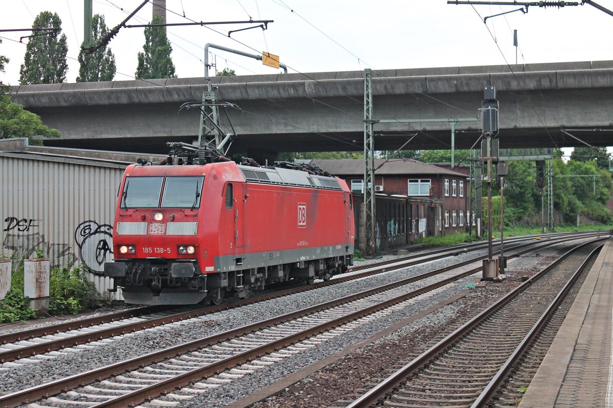 Als Lokzug aus dem Hamburger Hafen fuhr am Abend des 18.07.2019 die 185 138-5 durch den Bahnhof von Hamburg Harburg in Richtung Rangierbahnhof Maschen.