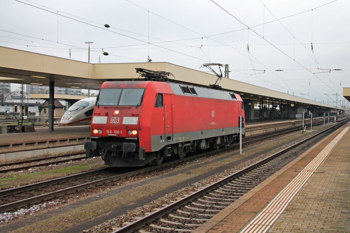 Als Lokzug aus dem Rangierbahnhof Muttenz fuhr am 27.11.2016 die 152 106-1 durch den Badischen Bahnhof von Basel über Gleis 4 in Richtung Haltingen, ins Bahnbetriebswerk.
